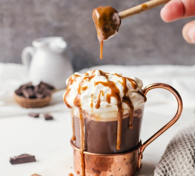 Amazing bourbon spiked hot chocolate fall cocktail recipe