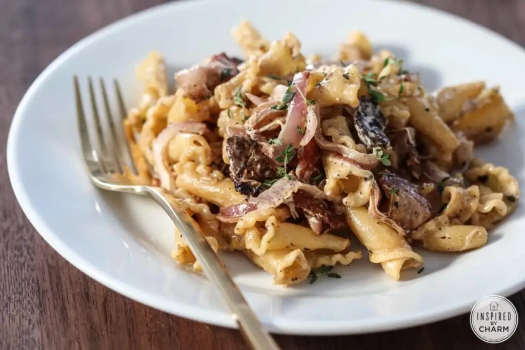Bacon, onion, and goat cheese pasta